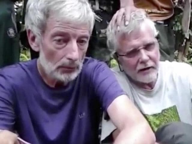This file image made from undated militant video shows Canadians Robert Hall (left) and John Ridsdel (right). (AP file photo) This file image made from undated militant video shows Canadians Robert Hall (left) and John Ridsdel (right). (AP file photo)