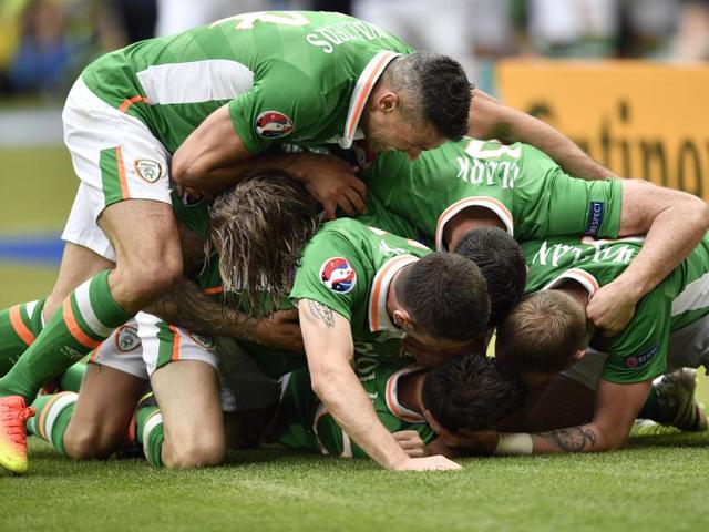 Ireland players rush to celebrate Hoolahan’s goal. (AP)