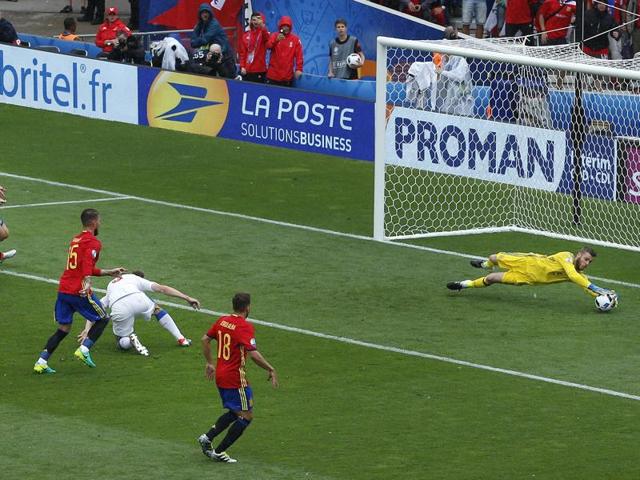 Spain goalkeeper David De Gea, right, makes a save from Czech Republic's Roman Hubnik. (AP)