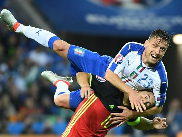 Italy's midfielder Emanuele Giaccherini (up) vies with Belgium's forward Eden Hazard. (AFP Photo) Italy's midfielder Emanuele Giaccherini (up) vies with Belgium's forward Eden Hazard. (AFP Photo)
