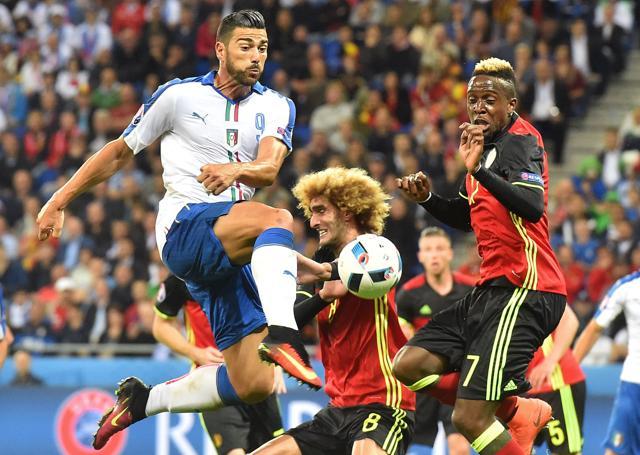Italy's forward Pelle (L) vies with Belgium's midfielder Kevin De Bruyne (R) during the Euro 2016 group E football match between Belgium and Italy. (AFP Photo)