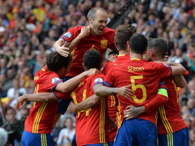 Spain's players celebrate Pique’s goal. (AFP)