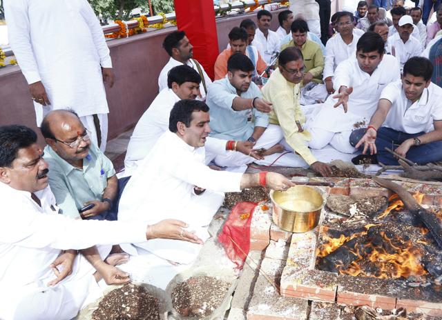 Eleven priests from Varanasi conducted the rituals to place it in the presence of party MPs Dharmendra Yadav and Tej Pratap Yadav and Anshul Yadav, who are close relatives of the Yadav family, among others. (HT Photo) Eleven priests from Varanasi conducted the rituals to place it in the presence of party MPs Dharmendra Yadav and Tej Pratap Yadav and Anshul Yadav, who are close relatives of the Yadav family, among others. (HT Photo)
