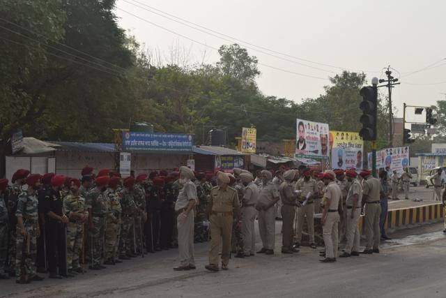 Police deployed at the Lal Batti Chowk, Kotkapura, around 25km from Burj Jawahar Singh Wala village in Faridkot district on Wednesday. (Amit R Joshi/HT Photo)