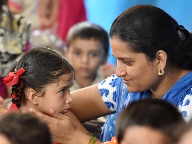 The promise of a chocolate or a toy seemed to have pacified this child. (PRATHAM GOKHALE) 