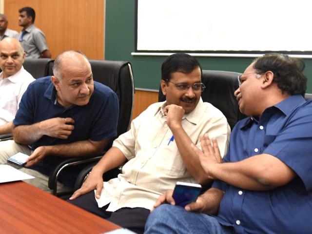 Delhi chief minister Arvind Kejriwal interacts with deputy CM Manish Sisodia and cabinet minister Satendr Garg at Baba Sahib Bhimrao Ambedkar Medical College in Delhi.(Sushil Kumar/HT Photo)