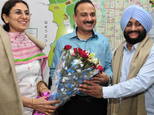 (From left) Panchkula mayor Upinder Kaur Walia with her counterparts Arun Sood (Chandigarh) and Kulwant Singh (SAS Nagar) at a meeting on Tuesday. (Ravi Kumar/HT Photo) (From left) Panchkula mayor Upinder Kaur Walia with her counterparts Arun Sood (Chandigarh) and Kulwant Singh (SAS Nagar) at a meeting on Tuesday. (Ravi Kumar/HT Photo)