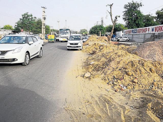 The road renovation project is expected to provide relief from the traffic congestion and waterlogging on the road. (HT File) The road renovation project is expected to provide relief from the traffic congestion and waterlogging on the road. (HT File)