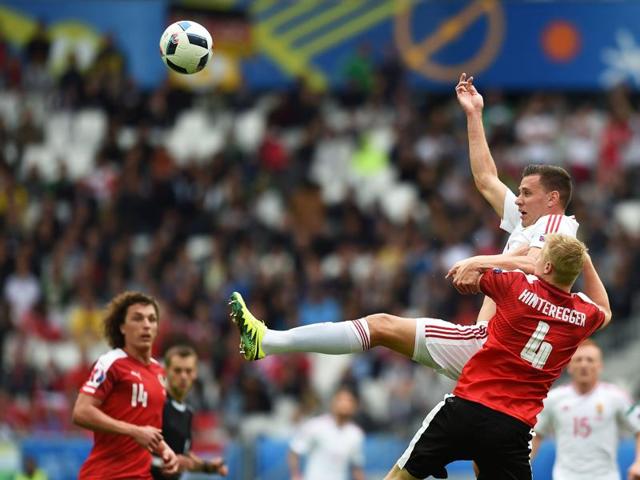 Austria's defender Martin Hinteregger (right) vies with Hungary's forward Adam Szalai during the Euro 2016 group F football match between Hungary and Austria at the Matmut Atlantique stadium in Bordeaux. (AFP Photo) Austria's defender Martin Hinteregger (right) vies with Hungary's forward Adam Szalai during the Euro 2016 group F football match between Hungary and Austria at the Matmut Atlantique stadium in Bordeaux. (AFP Photo)