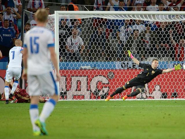 Slovakia's midfielder Vladimir Weiss (left) shoots to score past Russia's goalkeeper Igor Akinfeev (R) during the Euro 2016 group B football match between Russia and Slovakia. (AFP Photo) Slovakia's midfielder Vladimir Weiss (left) shoots to score past Russia's goalkeeper Igor Akinfeev (R) during the Euro 2016 group B football match between Russia and Slovakia. (AFP Photo)