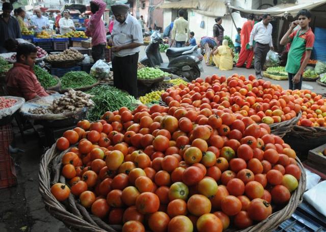 The price of a crate of tomatoes was between Rs 800 and Rs1,000 on Wednesday. There is a shortage in supply as local production has almost dried up.(Parveen Kumar/HT) The price of a crate of tomatoes was between Rs 800 and Rs1,000 on Wednesday. There is a shortage in supply as local production has almost dried up.(Parveen Kumar/HT)