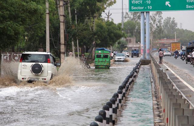 Residents made this request after a 30-minute rain on Monday created a flood-like situation on Golf Course Road because a creek overflowed on to the road.(Parveen Kumar/HT File Photo) Residents made this request after a 30-minute rain on Monday created a flood-like situation on Golf Course Road because a creek overflowed on to the road.(Parveen Kumar/HT File Photo)