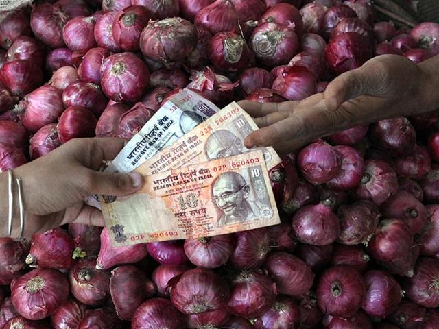 A vegetable vendor in Indore. Vegetable prices, which held steady till recently, are climbing again. (Hindustan Times)