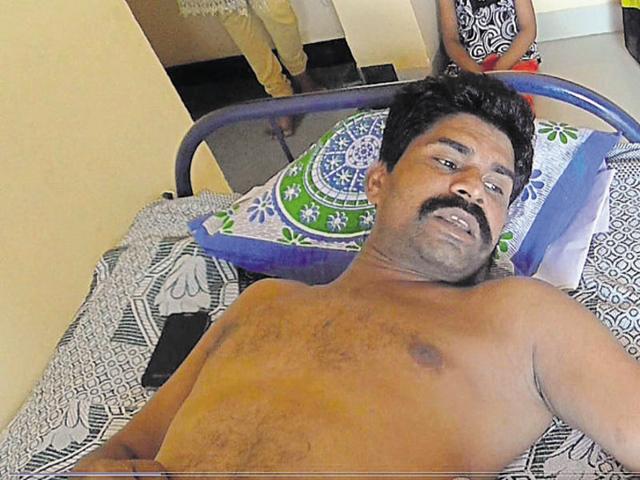 BSF constable Mahesh Muwel who was partially paralysed after he was brutally thrashed by four unidentified persons, including two in police uniform, at Dhar recently.(HT photo)
