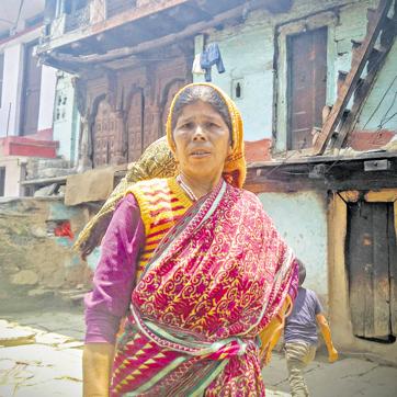 Vishweswari Devi too works as a priest in Kedarnath. (Anupam Trivedi/HT Photo) Vishweswari Devi too works as a priest in Kedarnath. (Anupam Trivedi/HT Photo)