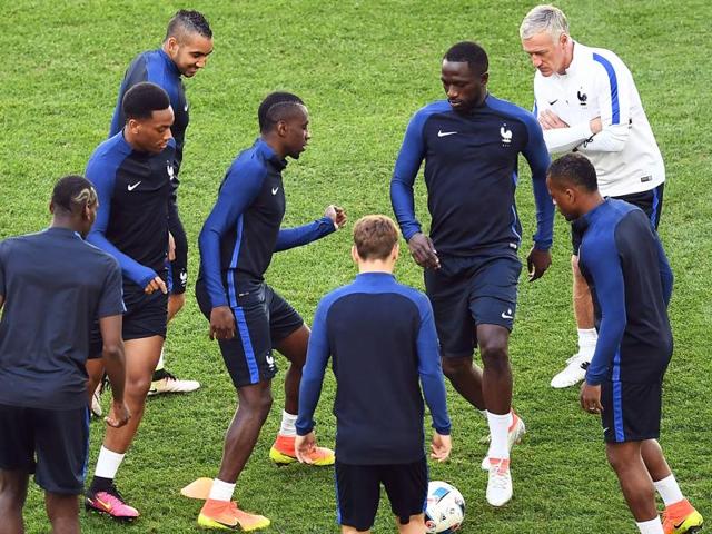 France's coach Didier Deschamps (top right) watches his players during a training session at the Velodrome stadium in Marseille, on the eve of the Euro 2016 football match against Albania. (AFP Photo) France's coach Didier Deschamps (top right) watches his players during a training session at the Velodrome stadium in Marseille, on the eve of the Euro 2016 football match against Albania. (AFP Photo)