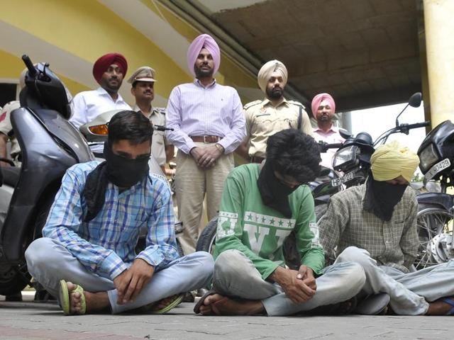 SAS Nagar SSP Gurpreet Singh Bhullar presenting the bike thieves before the media on Tuesday. (Gurminder Singh/HT Photo) SAS Nagar SSP Gurpreet Singh Bhullar presenting the bike thieves before the media on Tuesday. (Gurminder Singh/HT Photo)