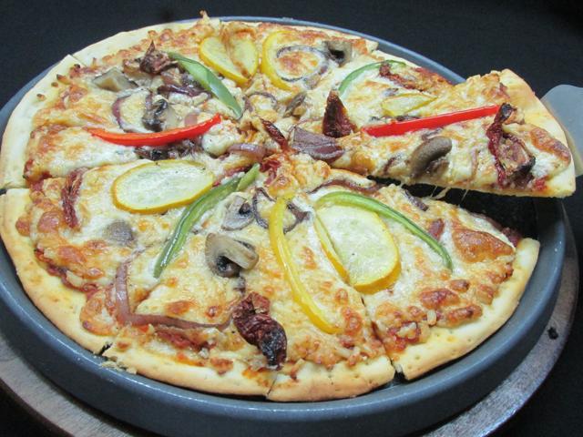 Avail discounts on a series of vegetarian and non-vegetarian pizzas.