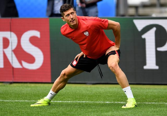 Poland's forward Robert Lewandowski warms up during a training session at the Stade de France stadium in Saint-Denis, outside Paris. (AFP Photo) Poland's forward Robert Lewandowski warms up during a training session at the Stade de France stadium in Saint-Denis, outside Paris. (AFP Photo)