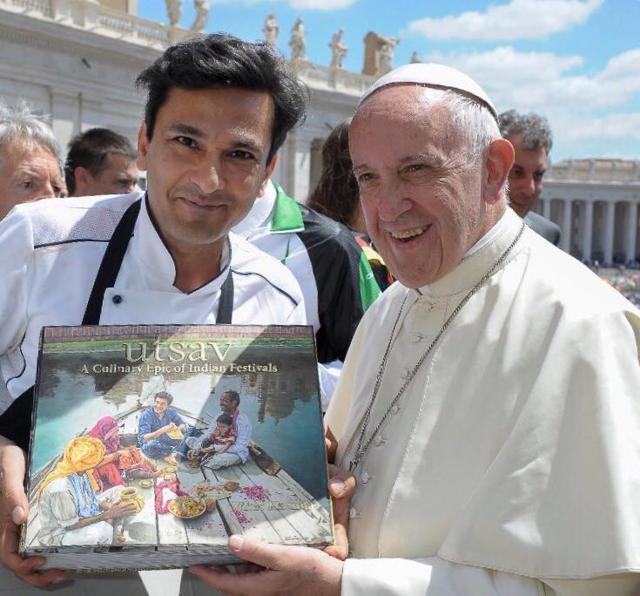 Vikas Khanna presents his book to Pope Francis. (HT Photo) Vikas Khanna presents his book to Pope Francis. (HT Photo)