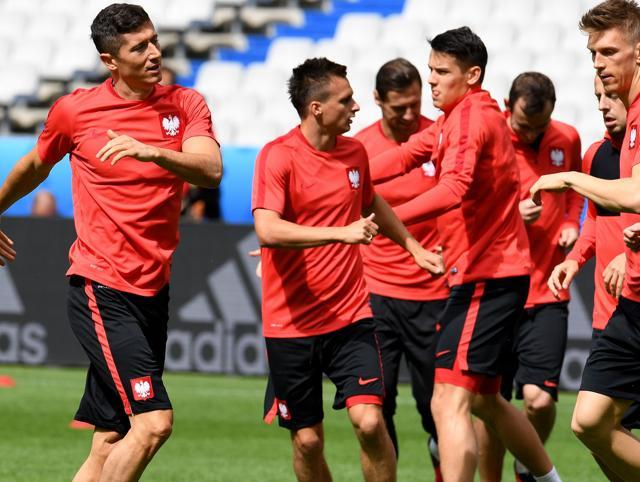 Poland's players warm up a training session at the Stade de France stadium in Saint-Denis, outside Paris. (AFP Photo) Poland's players warm up a training session at the Stade de France stadium in Saint-Denis, outside Paris. (AFP Photo)