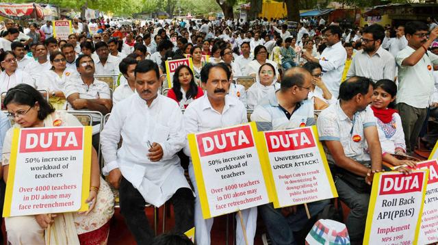 Delhi University Teachers' Association (DUTA) members during a protest at Jantar Mantar in New Delhi on Tuesday.(PTI Photo)