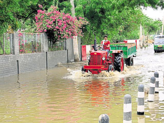 Besides being riddled with potholes, the expressway service lane is also prone to waterlogging as was seen after the rain on Tuesday.(HT File) Besides being riddled with potholes, the expressway service lane is also prone to waterlogging as was seen after the rain on Tuesday.(HT File)