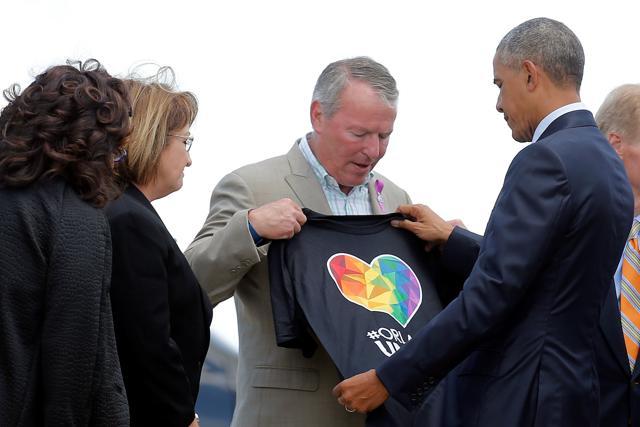 US President Barack Obama receives a t-shirt from Orlando mayor Buddy Dyer (C) as he arrives in Orlando to meet with families of victims of the Pulse nightclub shooting, in Florida. (REUTERS) US President Barack Obama receives a t-shirt from Orlando mayor Buddy Dyer (C) as he arrives in Orlando to meet with families of victims of the Pulse nightclub shooting, in Florida. (REUTERS)