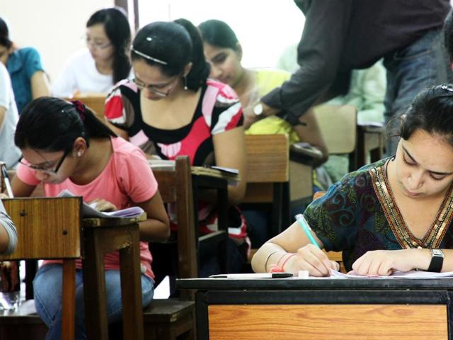 The call letters for the State Bank of India (SBI) probationary officer (PO) examination 2016 can be downloaded from the official website from June 22.(M Zhazo/HT file photo)