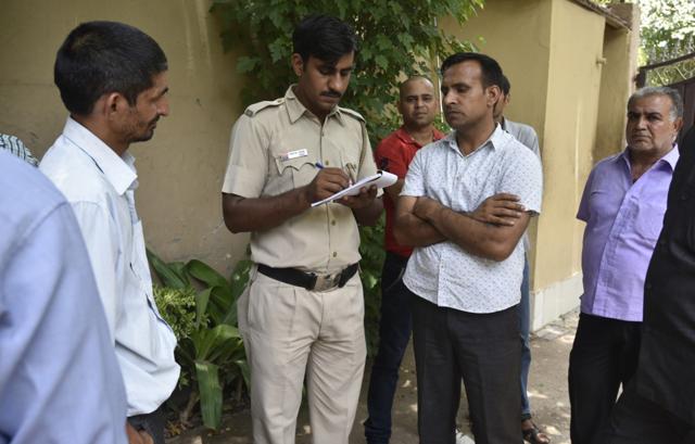 Delhi Police team investigating Chhattarpur murder case, where a 38-year-old businessman was strangulated to death allegedly by a gang of robbers, who first sedated the victim’s parents with chloroform and then attacked him . (Photo by Raj K Raj / Hindustan Times)) Delhi Police team investigating Chhattarpur murder case, where a 38-year-old businessman was strangulated to death allegedly by a gang of robbers, who first sedated the victim’s parents with chloroform and then attacked him . (Photo by Raj K Raj / Hindustan Times))