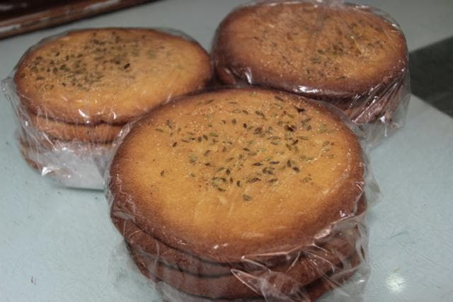 Tabarak roti or saunf ki roti is a baked roti made using fennel seeds, semolina, milk, wheat flour among other things. (Shivam Saxena/HT)