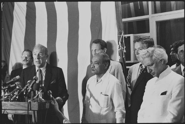 PV Narasimha Rao, MK Rasgotra and US ambassador to India, Harry G Barnes Jr., receiving US secretary of state George P Shultz on 29 June 1983. (Virendra Prabhakar/HT)