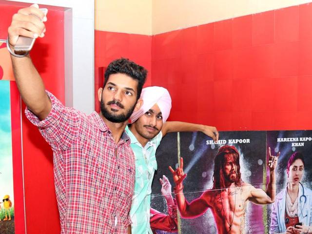 Fans taking a selfie with ‘Udta Punjab’ posters at a mall in Bathinda on Friday.(Sanjeev Kumar/HT Photo)