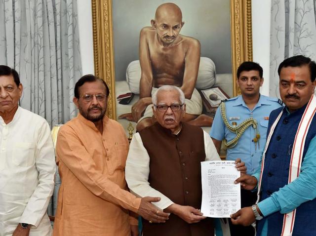 BJP delegation led by State President Keshav Prasad Maurya handing over memorandum to Uttar Pradesh Governor Ram Naik over Kairana issue at Governor house in Lucknow on Friday.(PTI)