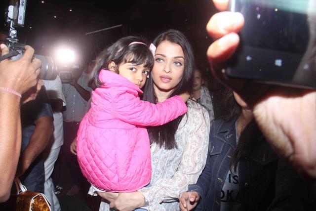 Aishwarya Rai Bachchan with daughter Aaradhya at Mumbai airport. (Pramod Thakur/HT)