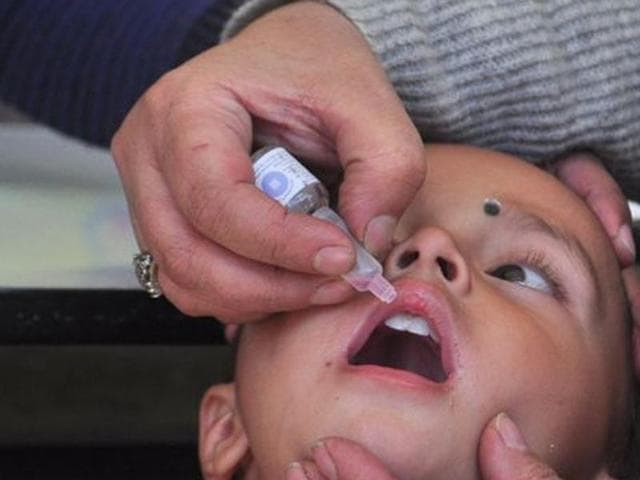 File photo of a health worker administering polio drops to a kid in Bhopal, MP. A suspected case of polio has been detected in Uttar Pradesh, a few days after a case was detected in a sewage sample collected from a site in Hyderabad in Telangana.(Mujeeb Faruqui/ HT Photo)