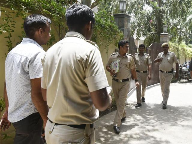 A Delhi Police team investigating the murder of a 38-year-old businessman by a gang of robbers at a farmhouse in south Delhi's DLF Farms in Chattarpur on Thursday. (Raj K Raj/Hindustan Times) A Delhi Police team investigating the murder of a 38-year-old businessman by a gang of robbers at a farmhouse in south Delhi's DLF Farms in Chattarpur on Thursday. (Raj K Raj/Hindustan Times)