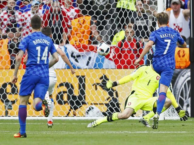 Ivan Rakitic scores to give Croatia a 2-0 lead. (REUTERS)