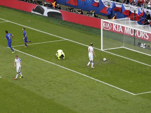 Czech Republic ‘keeper Petr Cech, in green, reacts after Croatia's Ivan Perisic (not pictured) scores. (REUTERS)