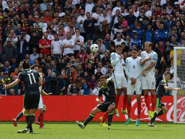 Gareth Bale (L) shoots the free kick to score Wales’ first goal. (AFP)