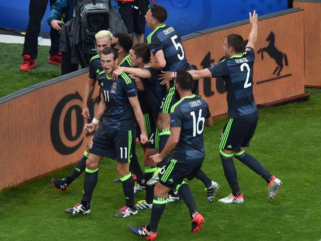 Bale (L) celebrates with teammates after scoring. (AFP)