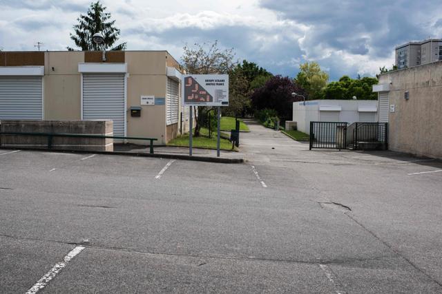 The incident took place outside a secondary school in Venissieux when the victim "threatened a 10-year-old pupil whom he was trying to scam money from," a police source said.  (AFP)