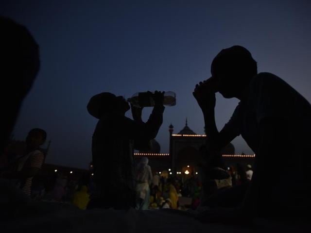 Families in the courtyard of Jama Masjid, Delhi, on sixth day of the month of Ramzan , June 2016(Arun Sharma/ HT Photo)