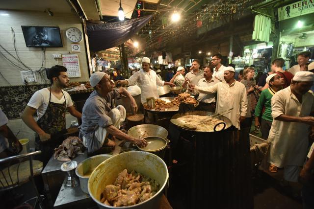 Post iftar, many families take fried chicken as dinner. (Arun Sharma/ HT Photo) Post iftar, many families take fried chicken as dinner. (Arun Sharma/ HT Photo)