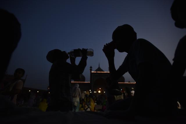 Every day during the month of Ramzan, around 2000 are present in Jama Masjid for iftar. (Arun Sharma/ HT Photo) Every day during the month of Ramzan, around 2000 are present in Jama Masjid for iftar. (Arun Sharma/ HT Photo)