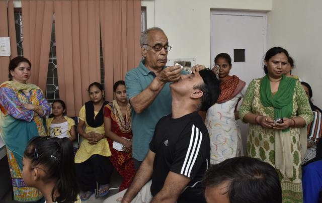 The clinic works with a team of 35 doctors and a dozen elderly volunteers, who work in shifts to divide the workload.(Tribhuwan Sharma / HT Photo)