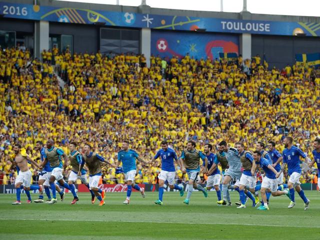 Italian players celebrate at the end of the Euro 2016 Group E football match between Italy and Sweden at the Stadium municipal in Toulouse, France. (AP Photo)