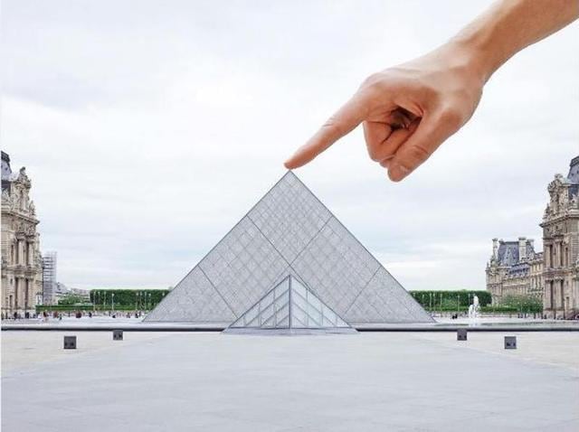 Everyone who has been to Musée du Louvre has done this. 