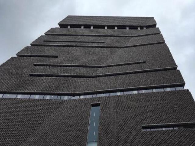 Is that a crease on that building? Nope. That’s just Tate Modern - the Switch House. (Instagram/opresdemabrune) 