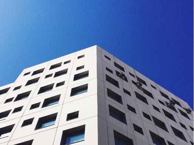 Perfect blue sky against the pale grey building at New York University, Abu Dhabi. (Instagram/windadeftiani) 